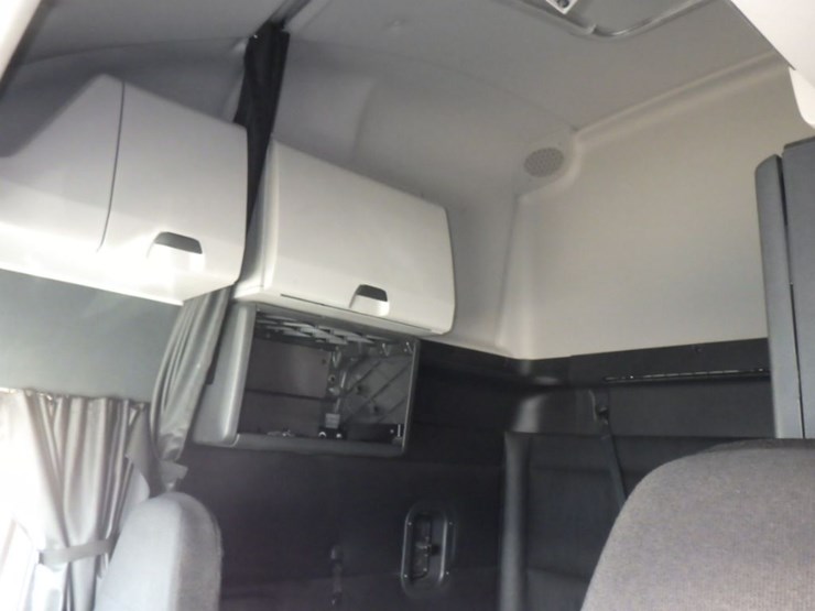 2023-freightliner-cascadia-126-image-16