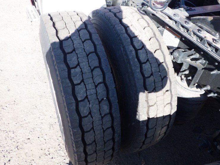 2021-volvo-vnl-300-image-18