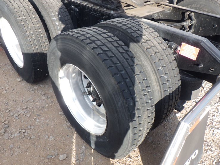 2022-volvo-vnl-860-image-16