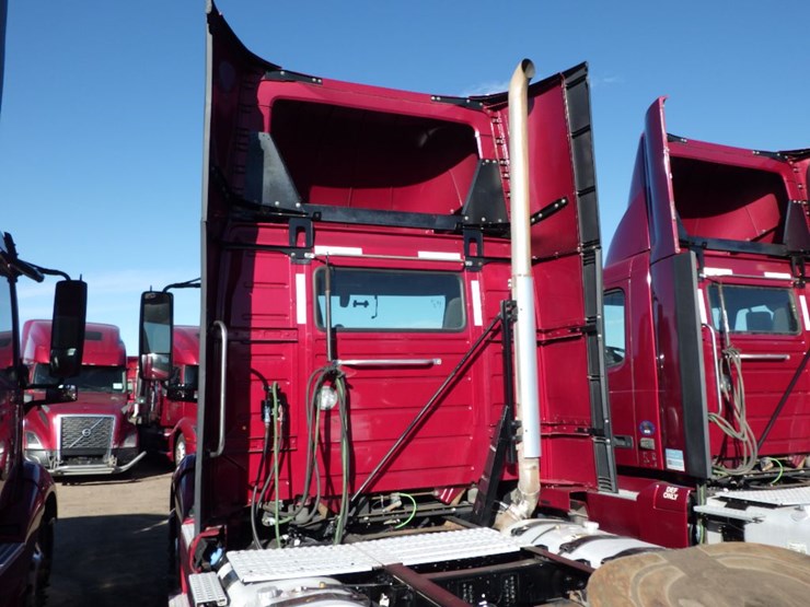 2021-volvo-vnl-300-image-15