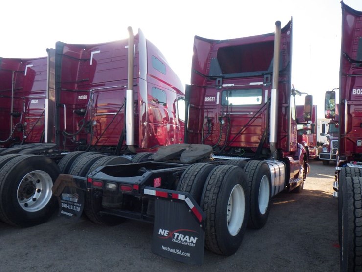 2021-volvo-vnl-300-image-9