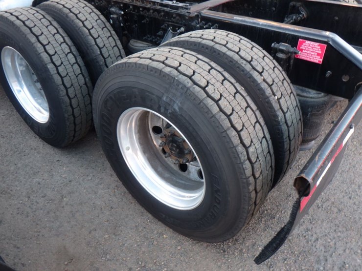 2023-volvo-vnl-760-image-12