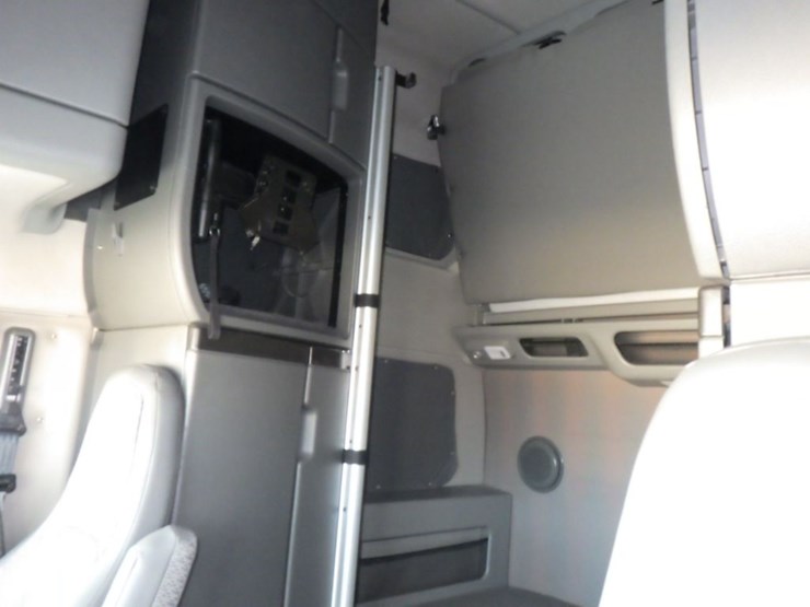 2022-volvo-vnl-860-image-23