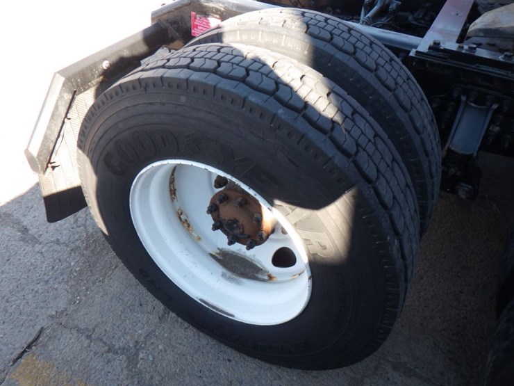 2021-volvo-vnl-300-image-6