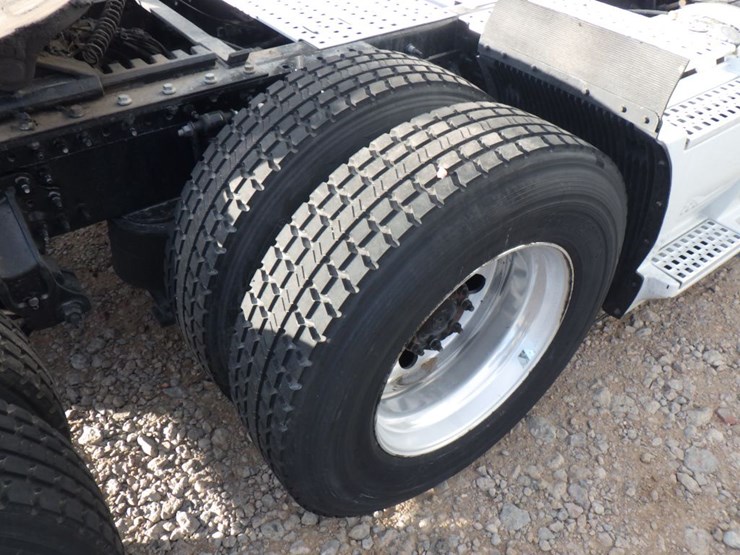 2022-volvo-vnl-860-image-9