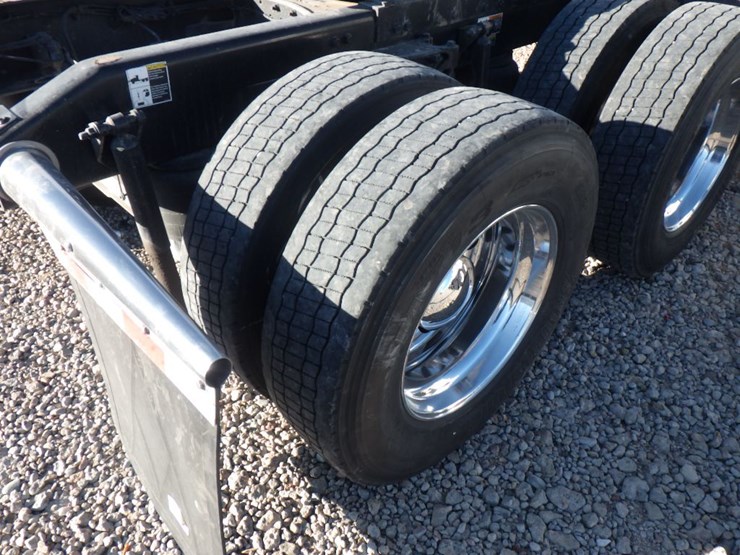 2023-peterbilt-389-image-8