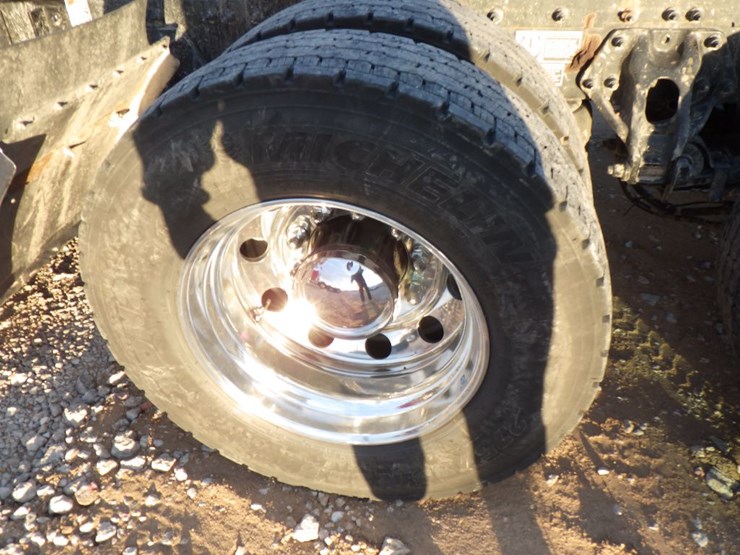 2023-peterbilt-389-image-17