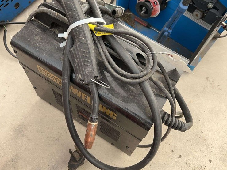 chicago-electric-wire-welder-image-2
