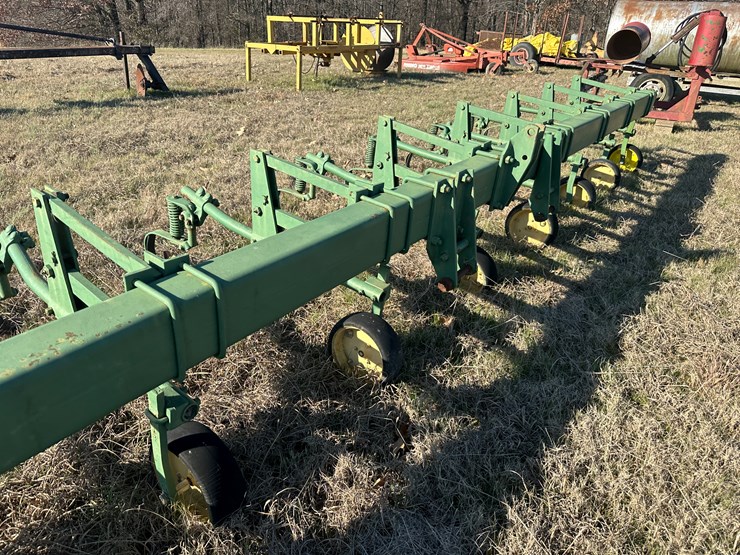 #35831-•-8-row-30"-cultivator-image-15