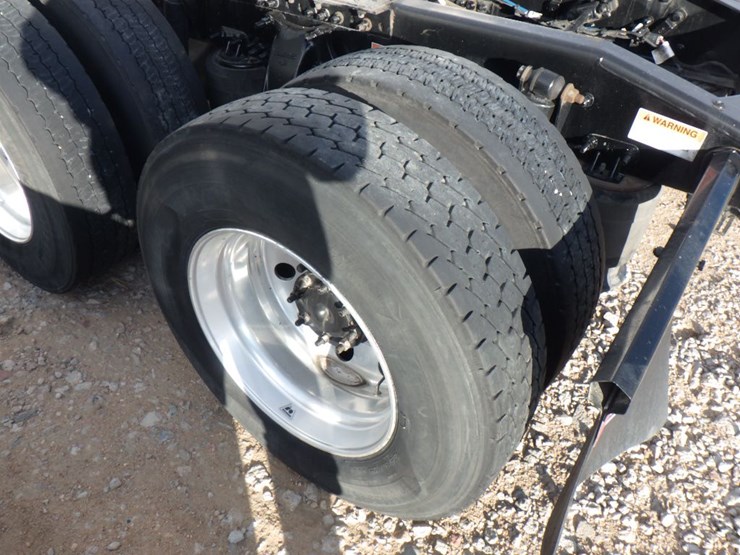 2022-freightliner-cascadia-126-image-16