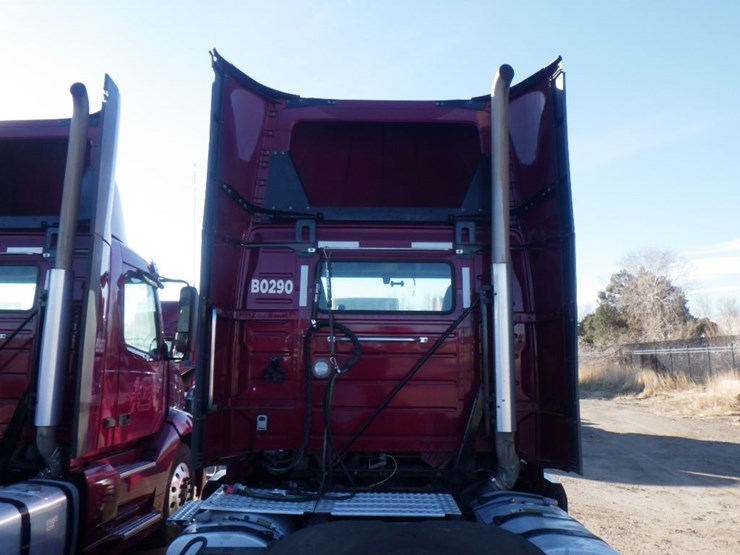 2021-volvo-vnl-300-image-9