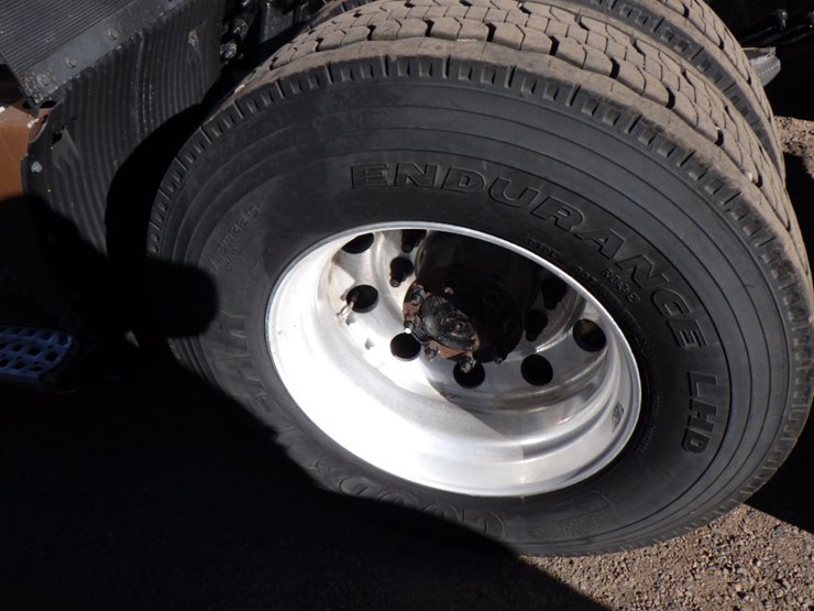 2022-volvo-vnl-760-image-16