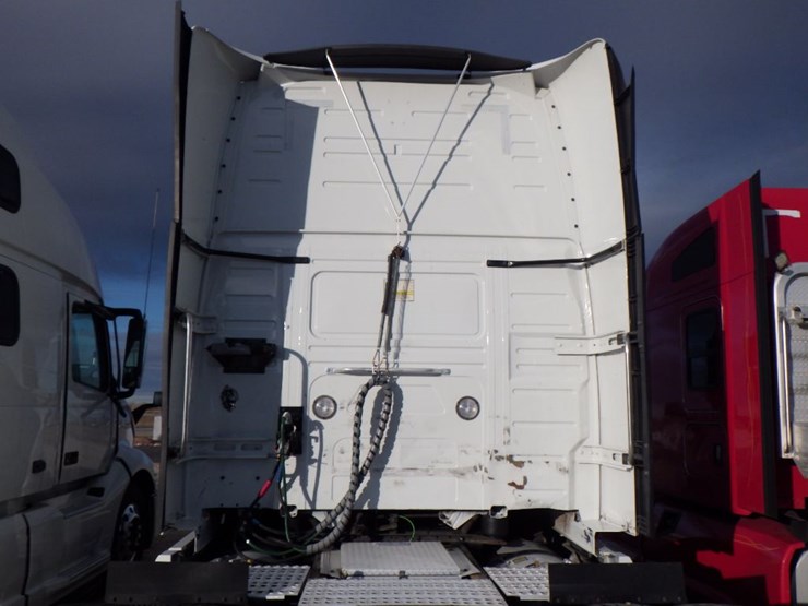 2021-volvo-vnl-860-image-15