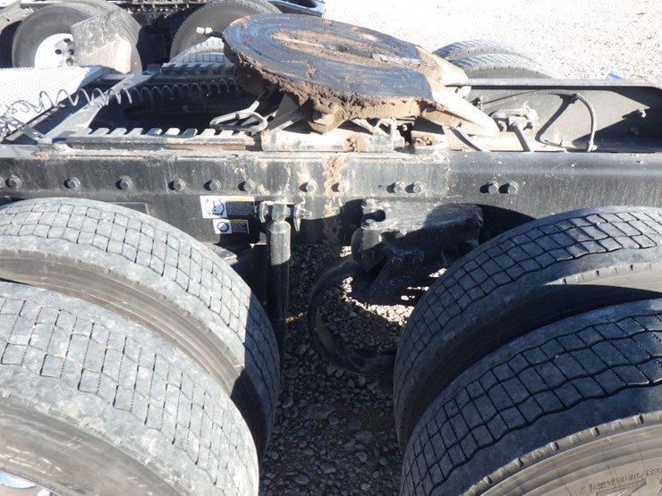 2023-peterbilt-389-image-16