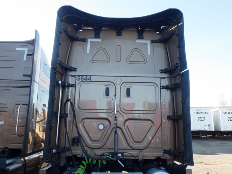 2023-freightliner-cascadia-126-image-12