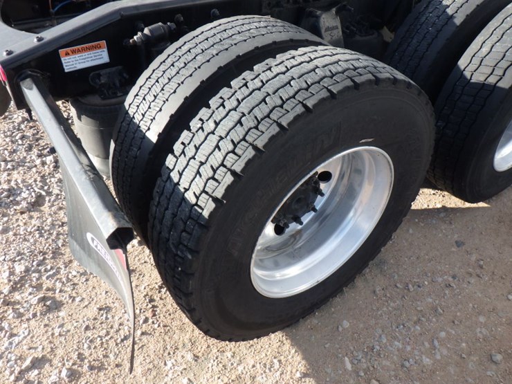 2022-freightliner-cascadia-126-image-10