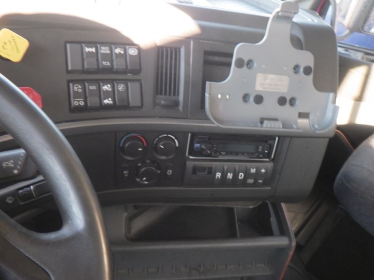 2021-volvo-vnl-300-image-14