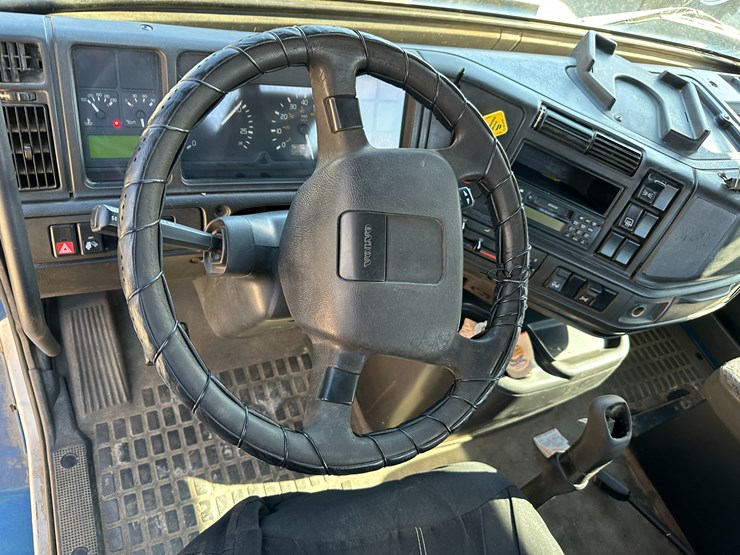 1998-volvo-vn-image-57