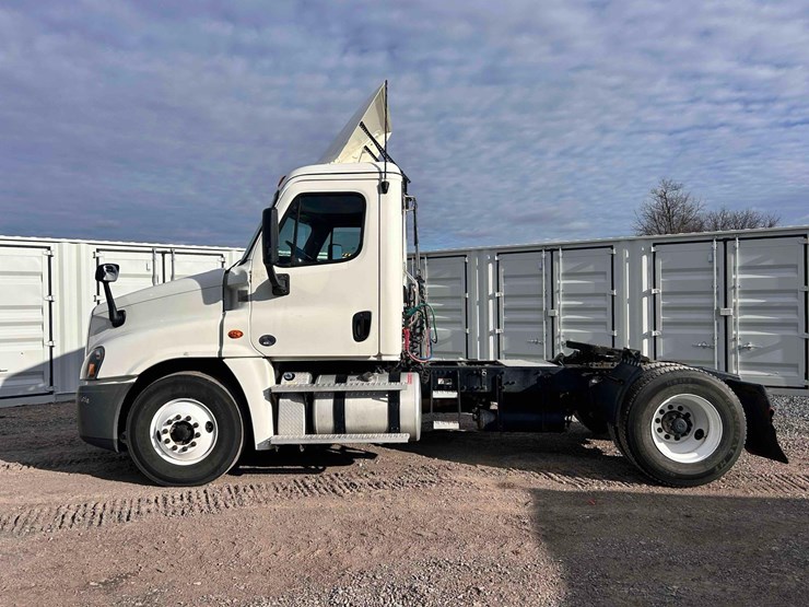 2020-freightliner-cascadia-single-axle-road-tractor-image-2