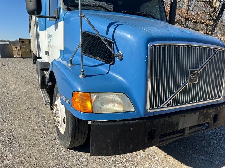 1998-volvo-vn-image-34