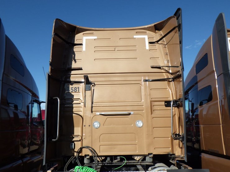 2022-volvo-vnl-760-image-12