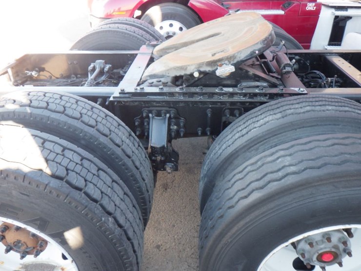 2021-volvo-vnl-300-image-4