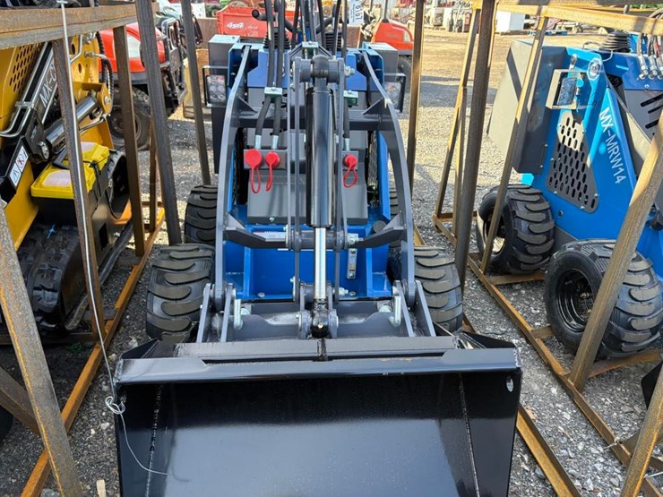 agt-compact-track-loader-image-3