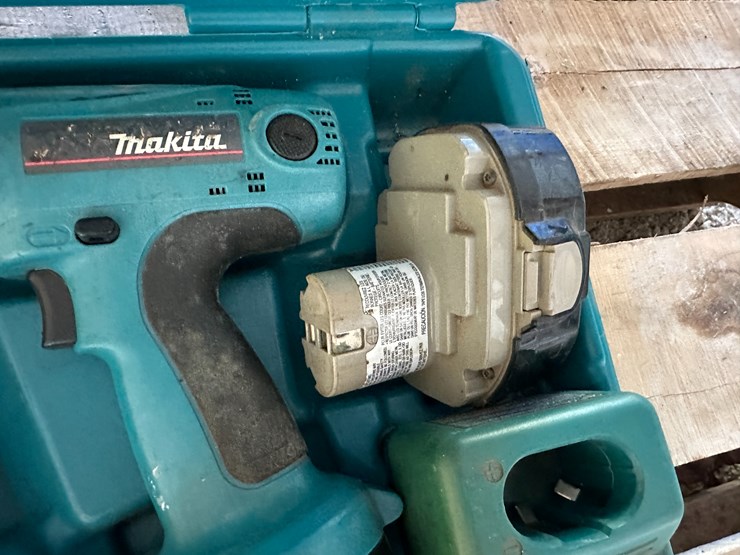 #35874-•-makita-drill,-battery,-and-charger-image-5