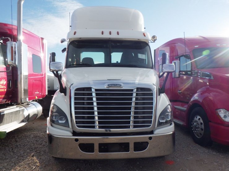 2018-freightliner-cascadia-113-image-2