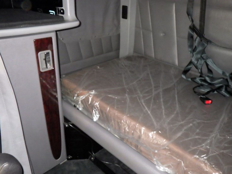 2023-peterbilt-389-image-21