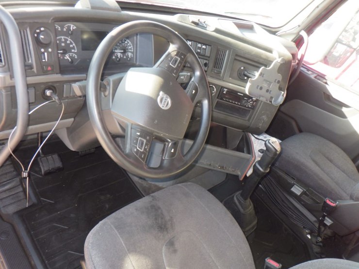 2020-volvo-vnl-760-image-15