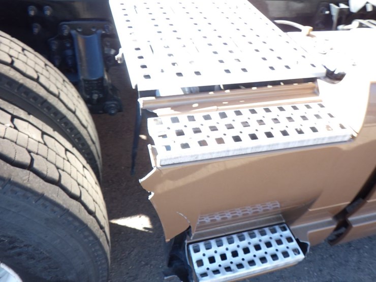 2022-volvo-vnl-760-image-6