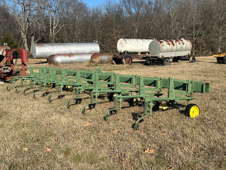 #35831-•-8-row-30"-cultivator-image-3