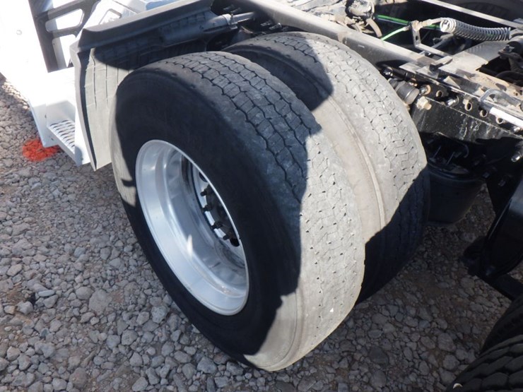 2022-freightliner-cascadia-126-image-16