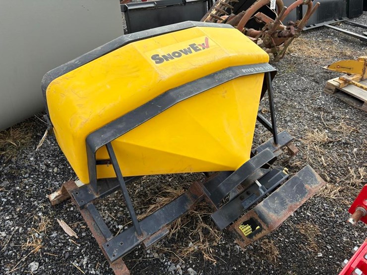 snowex-tailgate-salt-spreader-image-1