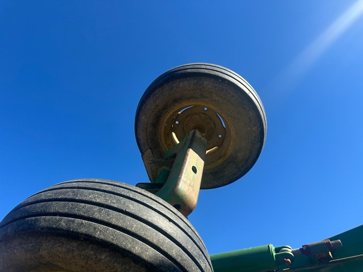 john-deere-32-image-15