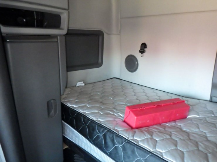 2022-volvo-vnl-760-image-21