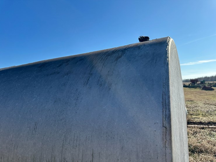 #35828-•-~3,700-gallon-fuel-tank-w/pump-image-6