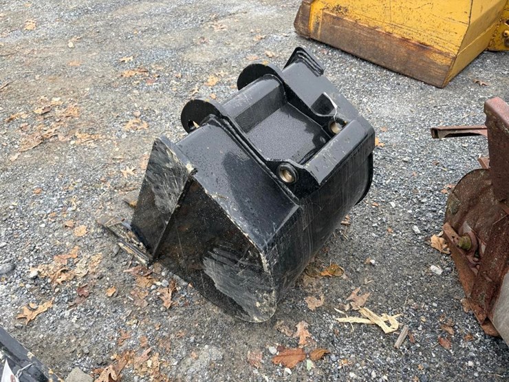 x-change-bucket-for-a-bobcat-excavator-image-1