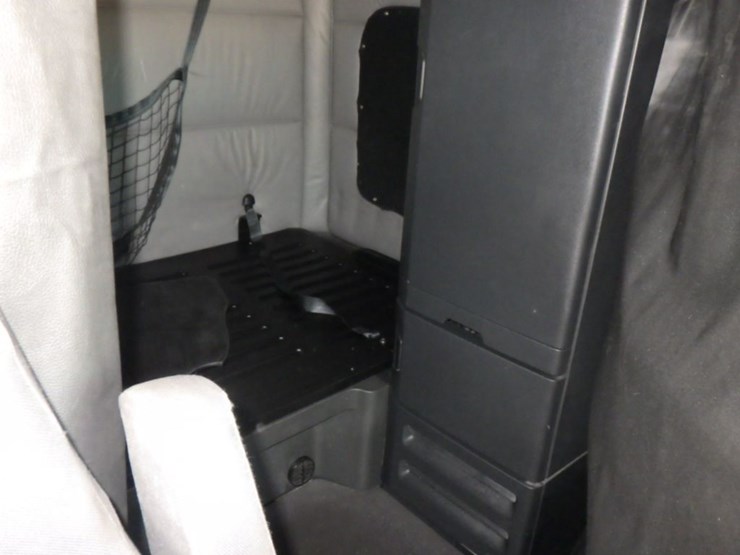 2022-freightliner-cascadia-126-image-6