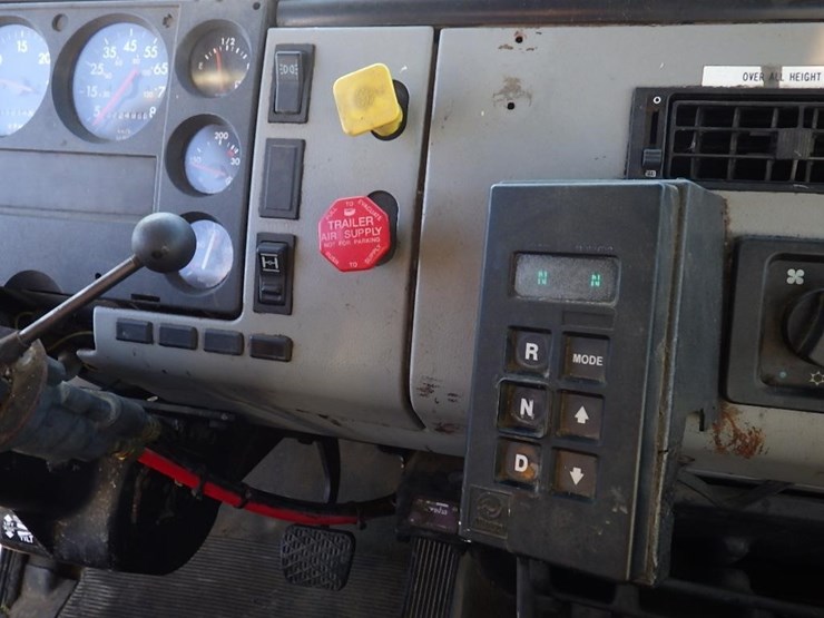 1997-freightliner-fl70-image-30