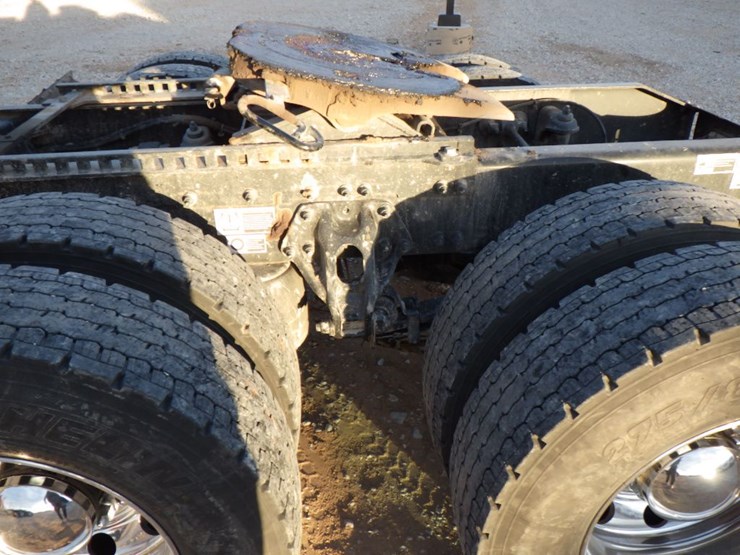 2023-peterbilt-389-image-16