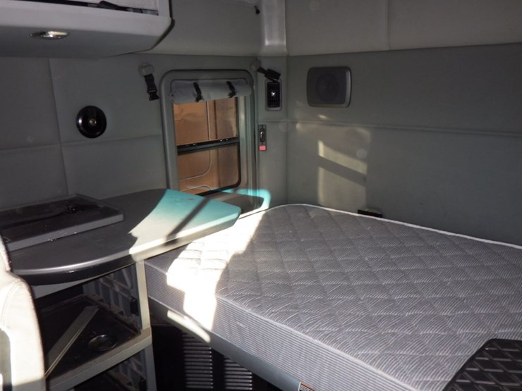 2022-kenworth-t680-image-25