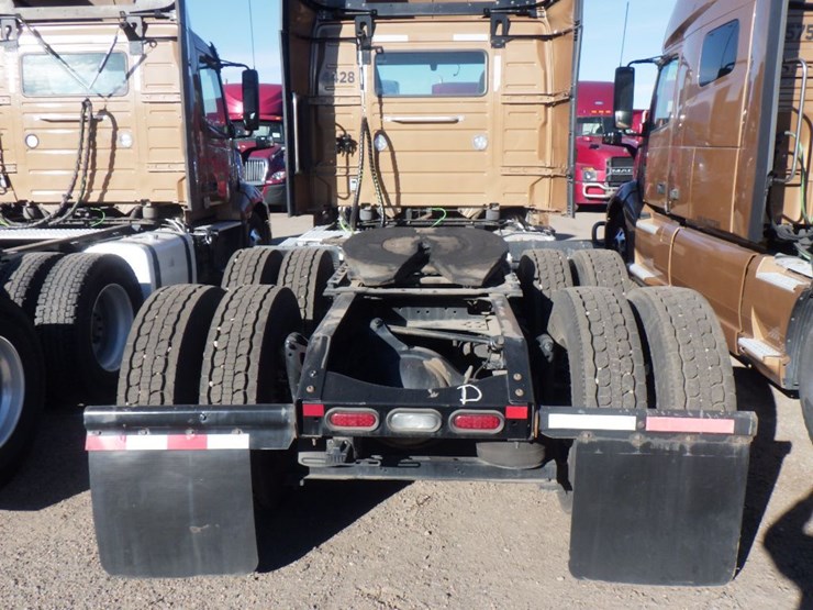 2022-volvo-vnl-300-image-8