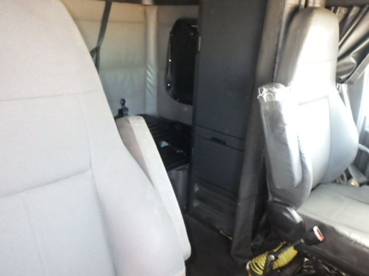 2022-freightliner-cascadia-126-image-7