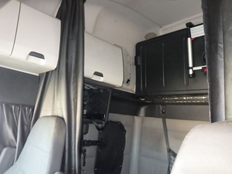 2022-freightliner-cascadia-126-image-21