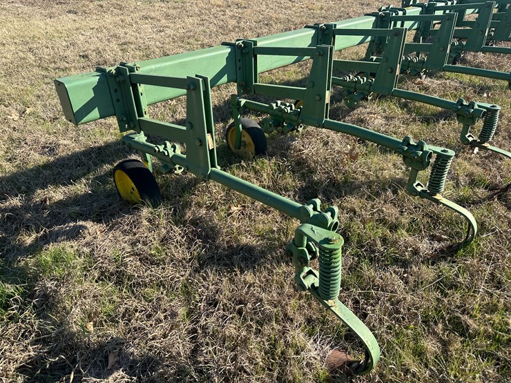 #35831-•-8-row-30"-cultivator-image-5