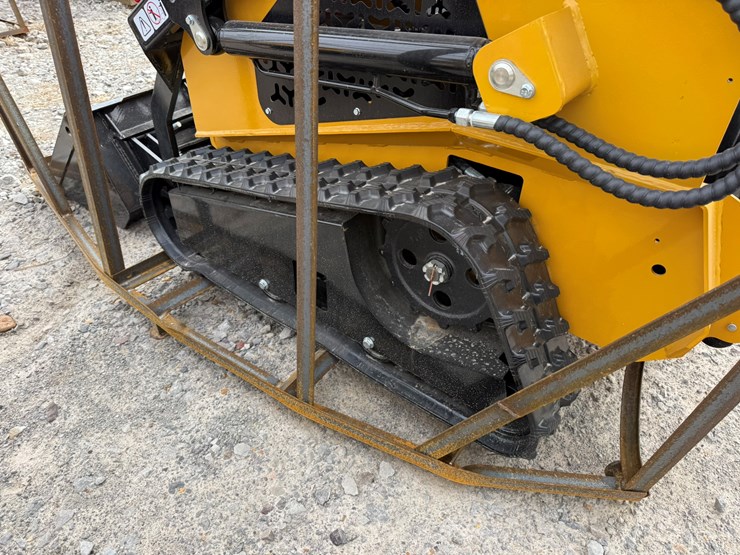 #83-•-unused-agt-mx-crt23-stand-on-tracked-loader-mxcrt232025j00636-inv#-35701-image-20
