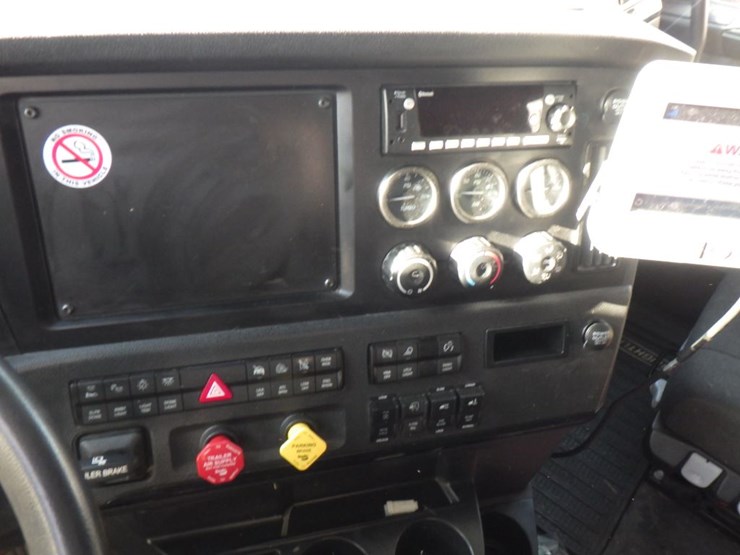 2023-freightliner-cascadia-126-image-15