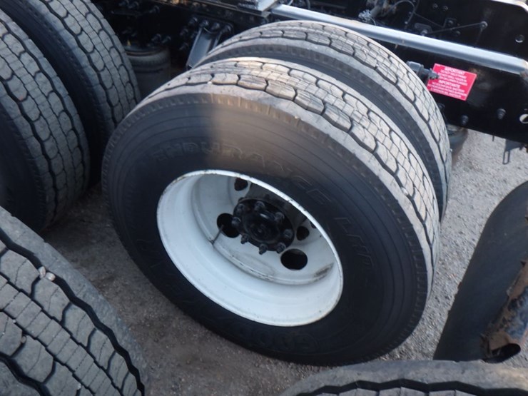 2021-volvo-vnl-300-image-14